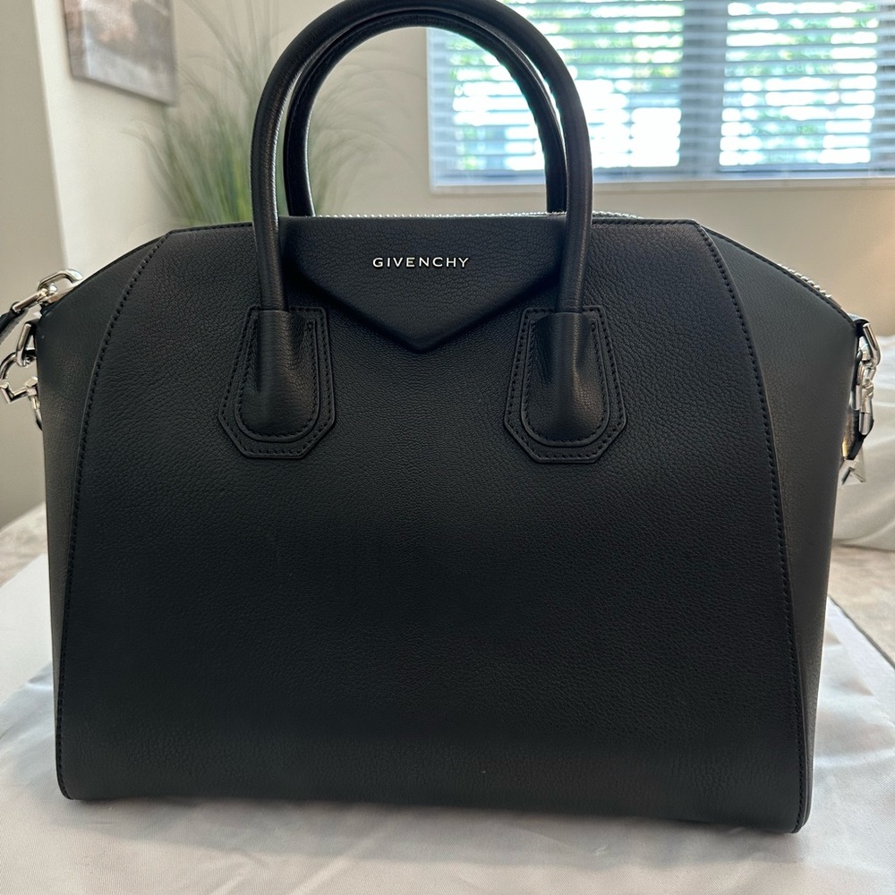 Givenchy Antagonia Médium Black. Brand New. Never been worn. Have the receipt.